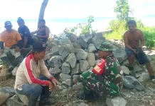 Babinsa Bantu Para Tukang Membuat Saluran  Pembuangan Limbah  RSUD