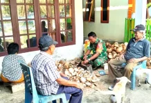Komsos Babinsa, Ingatkan Warga Jaga Kesehatan