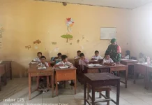 Babinsa Tanamkan Cinta Tanah Air di SDN Sambuara