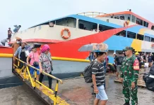 Babinsa Pantau Aktivitas Penumpang Kapal Motor