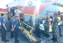 Babinsa Pantau Aktivitas Penumpang di Pelabuhan Lirung