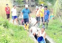 Babinsa dan Petani Desa Ambela Perbaiki Saluran Irigasi