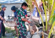 Babinsa Bantu Masyarakat Membuat Jalan Produksi