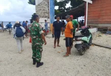 Babinsa Mangaran Pantau Situasi Keamanan di Pelabuhan