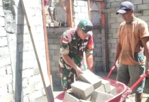 Peduli, Babinsa Rainis Bantu Warga Selesaikan Rumah Tinggal