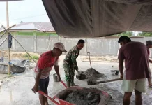 Babinsa Awit Kawal Pembangunan Fasilitas Kopdes Merah Putih