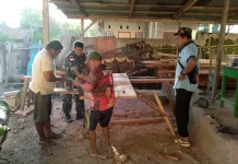 Babinsa Komsos Bersama Tukang Kayu Desa Bulude