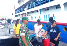 Babinsa Awasi Aktivitas Penumpang Kapal di Pelabuhan Lirung