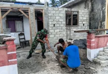Babinsa Miangas Bantu Warga Mengecor Tiang Pagar