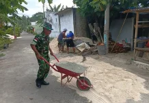 Babinsa Miangas Bantu Pengecoran Lantai Rumah Warga