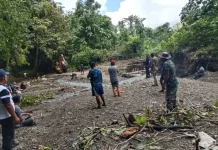 TNI AD  Bantu Warga Ambela Bersihkan Bendungan