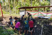 Babinsa Bantu Warga Bersihkan Lahan di Desa Kabaruan