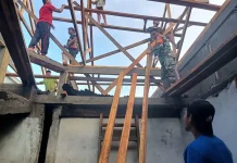 Babinsa Koramil 03/Beo bantu masyarakat Desa Tarohan
