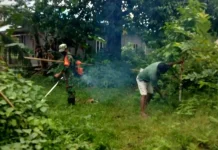 Babinsa Rainis Bersihkan Halaman Rumah Warga Lansia