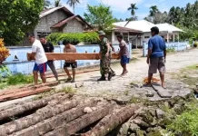 Babinsa Essang Bantu Warga Bangun Jembatan Darurat