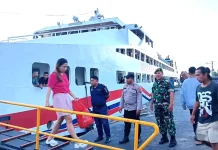 Babinsa Lakukan Pengamanan di Pelabuhan Lirung saat Kedatangan Kapal
