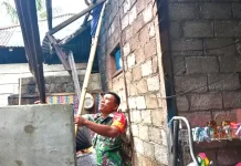 Babinsa Galang Swadaya Perbaiki Dapur Warga yang Rusak
