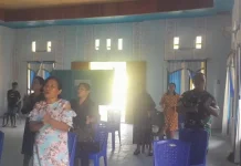 Babinsa Turut serta dalam Ibadah Minggu di Ighik