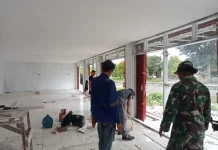 Babinsa Koramil Melonguane Bersama Tukang Bangun KDKMP