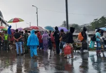 Bhabinkamtibmas Polsek Lirung Awasi Aktivitas Penumpang Kapal di Pelabuhan
