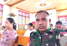 Babinsa Jaga Keamanan Ibadah Sentral di Jemaat Kalvari