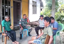 Babinsa Koramil Kabaruan Perkuat Silaturahmi dengan Warga Desa Peret lewat Kom