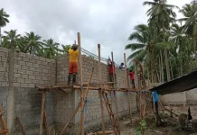 Babinsa Koramil 04/Rainis Bantu Pembangunan KDKMP di Desa Dapihe