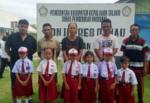 Kepala SDN Inpres Damau Apresiasi Ayah Antar Anak ke Sekolah
