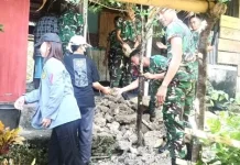 Personel Koramil 1312-04/Rainis Bantu Perbaikan RTLH Warga melalui Karya Bakti