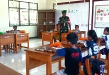 Babinsa Koramil Beo Dampingi Penyaluran Makan Bergizi Gratis di Sekolah