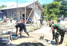 Babinsa Koramil 04/Rainis Gotong Royong Bantu Warga Bangun Pondasi Rumah