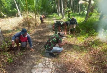 Babinsa Miangas Pimpin Gotong Royong Bersihkan Jalan Rumah Pompa