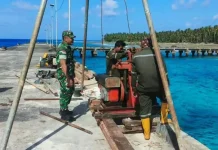 Babinsa Desa Karatung Pantau Perehapan Pelabuhan Rakyat