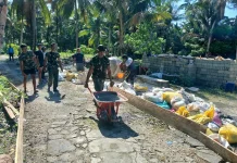 Babinsa dan Warga Percepat Pengecoran Jalan Miangas