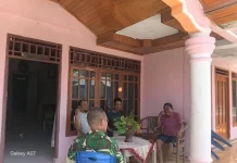 Dukung Karya Bhakti Skala Besar, Babinsa Miangas Pererat Silaturahmi dengan Warga