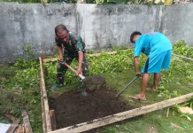 Babinsa dan Warga Bangun Sumur Bor di Miangas