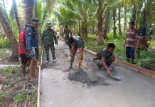 Babinsa Miangas dan Warga Cor Jalan Desa