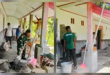 Babinsa dan Satgas TNI-AD Gelar Karya Bakti Renovasi SMK Negeri 7 Dapihe