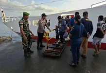 Babinsa Lirung Pantau Kedatangan Kapal Penumpang