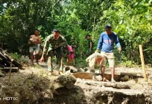 Kemanunggalan TNI-Rakyat Babinsa Bangun Jembatan di Pulau Salibabu