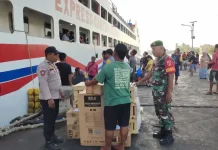 Babinsa Pantau Bongkar Muat Kapal di Pelabuhan Lirung