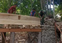 Babinsa Koramil Kabaruan Bersama Warga Damau Gelar Karbak Pembangunan Jembatan
