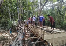 Prajurit Koramil 1312-01 Cor Jembatan Penghubung Dua Desa di Damau
