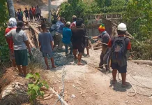 Pemcam Damau dan Masyarakat Bergotong Royong Bangun Jembatan Ihik–Birang