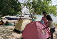 Pantai Aranggacca Jadi Pilihan Warga Melonguane Bersantai Bersama Keluarga