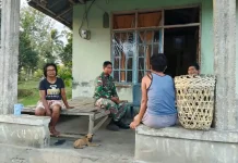 Babinsa Koramil Beo Komsos dan Pantau Wilayah Binaan Desa Bengel