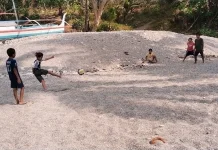 Pantai Jadi Lapangan, Remaja Pantuge Salurkan Hobi Sepak Bola