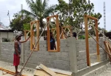 Wujudkan Kemanunggalan, TNI dan Warga Talaud Gotong Royong Pugar RTLH