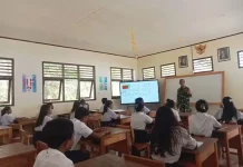 Tanamkan Nasionalisme, Babinsa Koramil Essang Mengajar di SMP Bulude