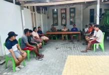 Babinsa Koramil Essang Komsos di Mamahan Barat, Ajak Warga Jaga Kamtibmas